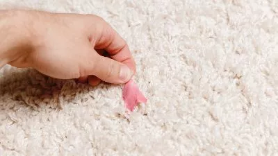 Hur får man bort tuggummi från en matta?